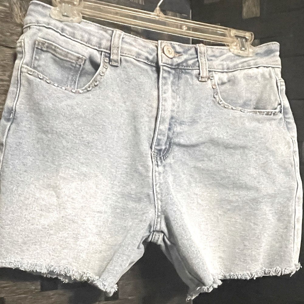 WOMEN'S, DENIM SHORTS, NEW MAX, SIZE 6 with Rhinestones Light wash pockets